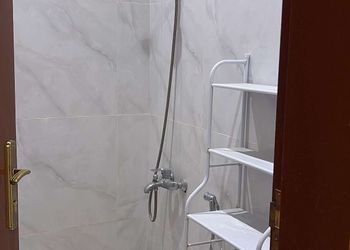 استديو بأثاث مريح وبسيط 