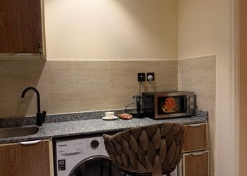 استديو بأثاث مريح وبسيط 