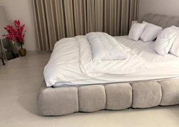 استديو بسرير ماستر وجلسة مريحة 
