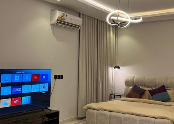 استديو بأثاث مريح وبسيط 