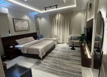 غرفة بسرير ماستر