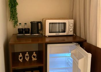 استديو بأثاث مريح وبسيط 
