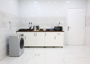 استديو بأثاث مريح وبسيط 