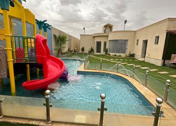 شاليه بألعاب مائية ومسطح اخضر