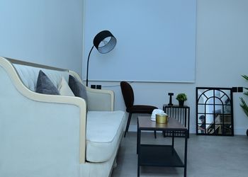 استديو بأثاث مريح وبسيط 