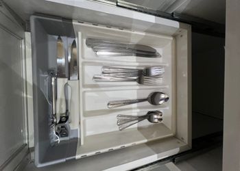 استديو بأثاث مريح وبسيط 