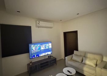 شقة بصالة انيقة وغرفة نوم