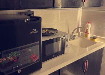 استديو بأثاث مريح وبسيط
