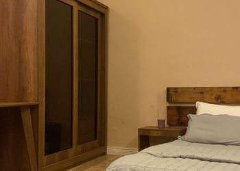 استديو بأثاث مريح وبسيط 
