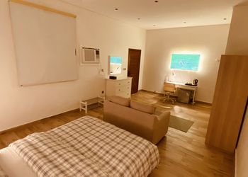 استديو بسرير ماستر وأثاث مريح 