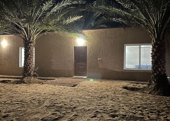 استراحة بمجلس وفناء خارجي 