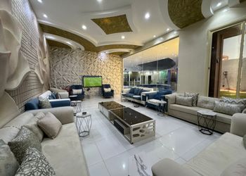 شاليه بجلسة تطل على مسبح داخلي 