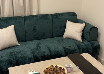 استديو بأثاث مريح وبسيط 
