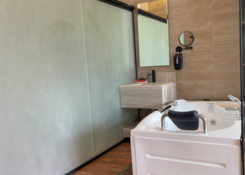 شاليه ببروجكتر و مسبح خارجي