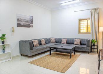 شقة بثلاث غرف نوم وغرفة جلوس 