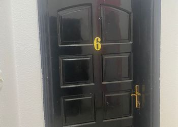 شقة بغرفة معيشة وغرفتين نوم 