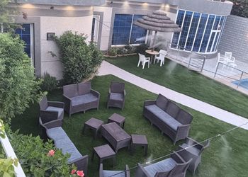 شاليه بمسطح اخضر واضاءة اضافيه