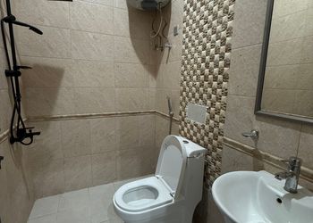 شاليه بمسطح اخضر ومسبح 