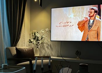 شقة بصالة أنيقة وغرفتين نوم 