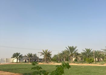 مزرعة بمجلس وفناء خارجي 