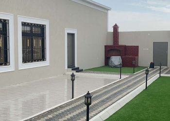 شاليه بمسطح اخضر وجلسة 