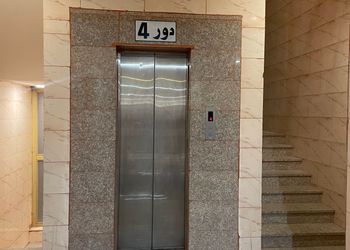 شقة بصالة جلوس وتصميم هادئ 