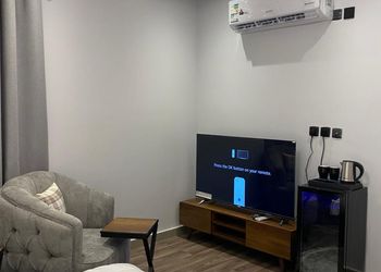 استديو بسرير ماستر وجلسه جانبيه
