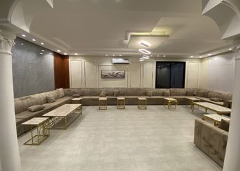 استراحة بمسطحات خضراء وملعب كره 