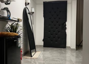 استديو بأثاث مريح وبسيط 