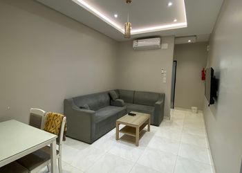 شقة بصالة وثلاث غرف نوم