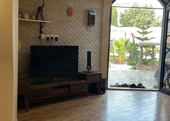 شاليه بمسطح اخضر وجلسة 