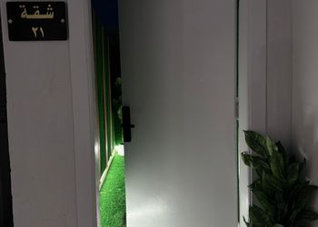 استديو بأثاث فخم وجلسة خارجية