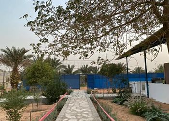 مزرعة بمسطحات خضراء وجلسة خارجية