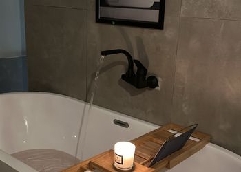 استديو بأثاث مريح وبسيط 