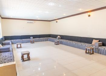 شاليه بمسطح اخضر وجلسة خارجية