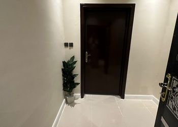 شقة بصالة وغرفة نوم وبأثاث مريح 