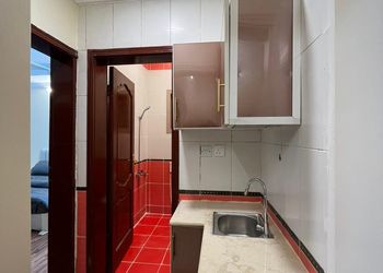 غرفة بأثاث مريح وبسيط