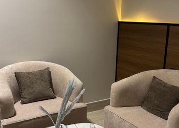 استديو بأثاث مريح وبسيط 