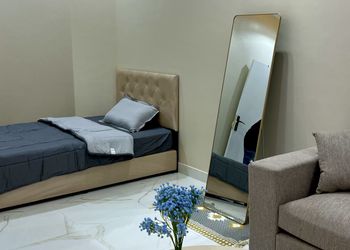 استديو بأثاث مريح وبسيط