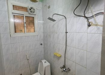 شقة بصالة وثلاث غرف نوم وباثاث بسيط