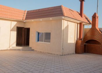 استراحة بمسطح اخضر ومسبح بألعاب مائيه 