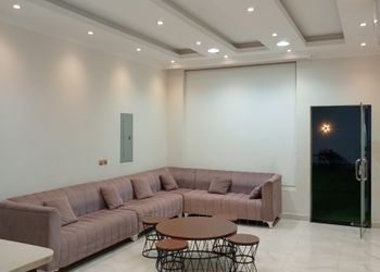 شاليه بجلسة تطل على مسبح خارجي 