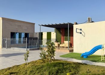 شاليه بجلسة تطل على مسبح خارجي 