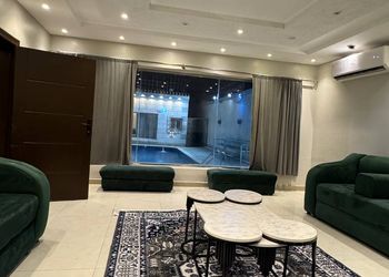 استراحة بمسبح خارجي وجلسة خارجية