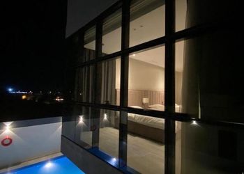 شاليه عائلي انيق بجلسة خارجية