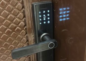 شقة بصالة أنيقة ودخول ذاتي