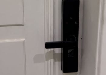 شقة بصالة أنيقة ودخول ذاتي 