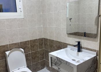 استديو بسرير ماستر وأثاث مريح 