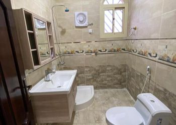 استديو بأثاث مريح وبسيط 