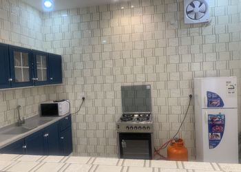 شاليه بجلسة خارجية وغرفتين نوم 